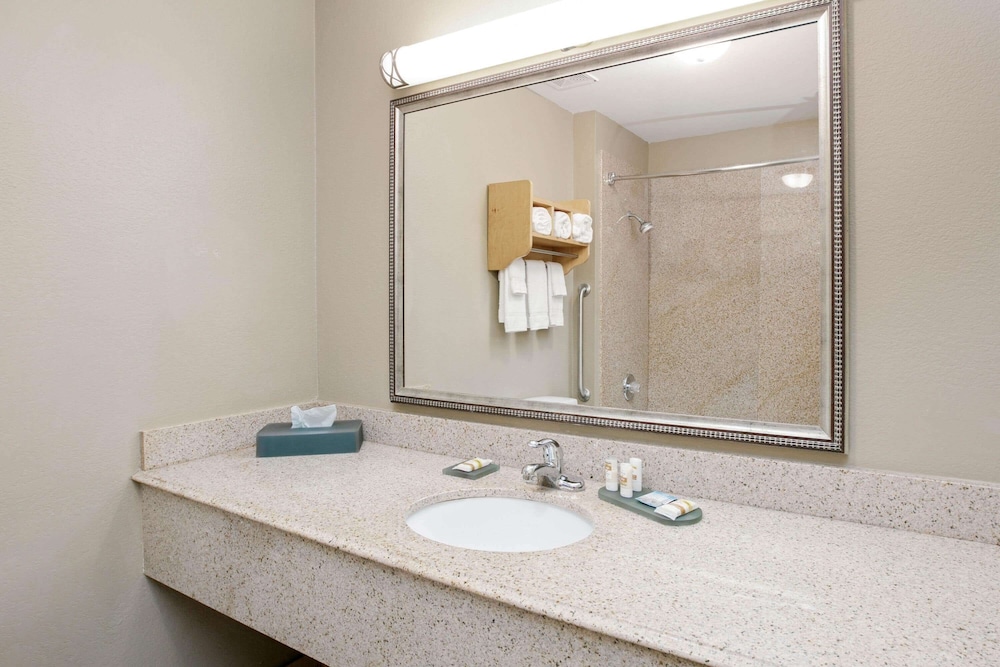 Suite, 1 King Bed, Non Smoking (2 Room) - Photo 4