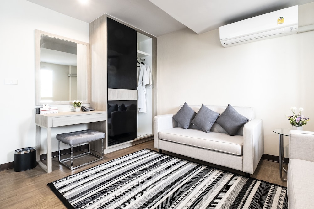 Premium King Suite - Photo 4