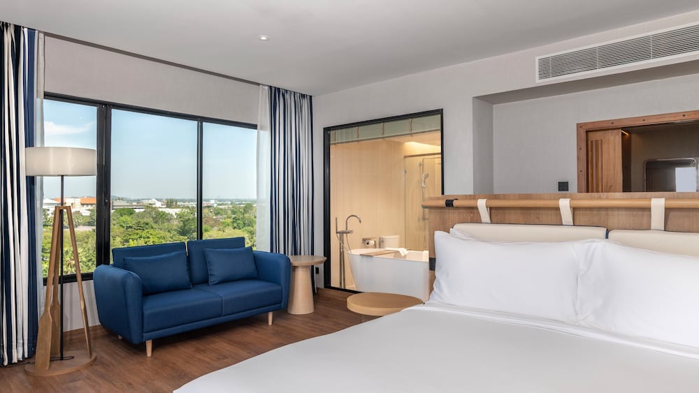 Suite, 1 King Bed, Balcony, Marina View