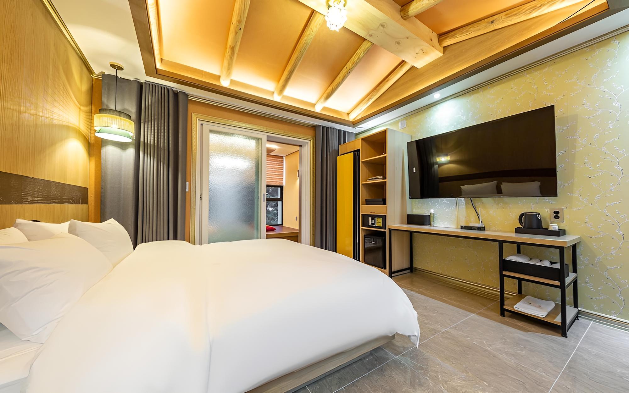 Room (VIP flat (Netflix available couple ga) photo 2