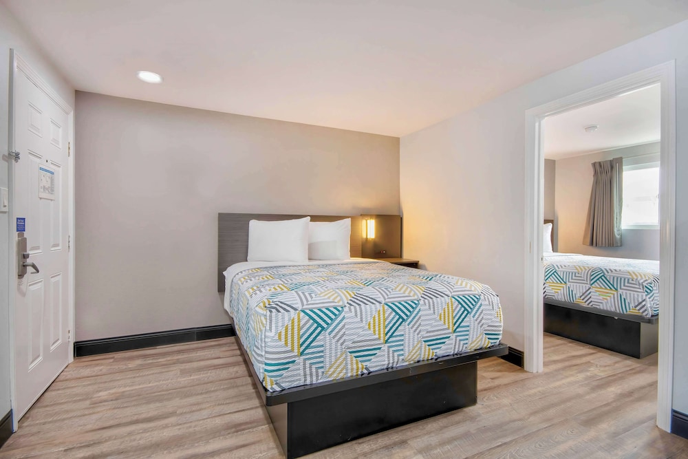 Deluxe Suite, 2 Queen Beds, Non Smoking, Kitchenette - Photo 5