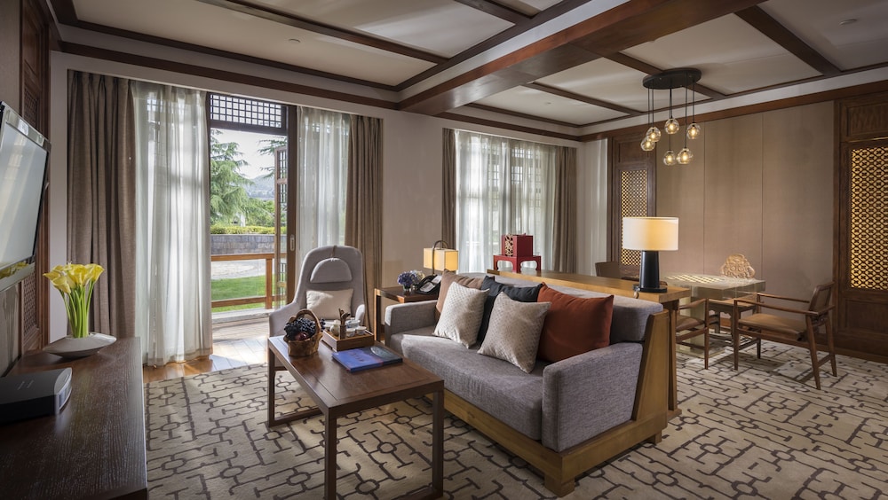 Club Suite, 1 Bedroom, Garden View (Club Lounge Access)