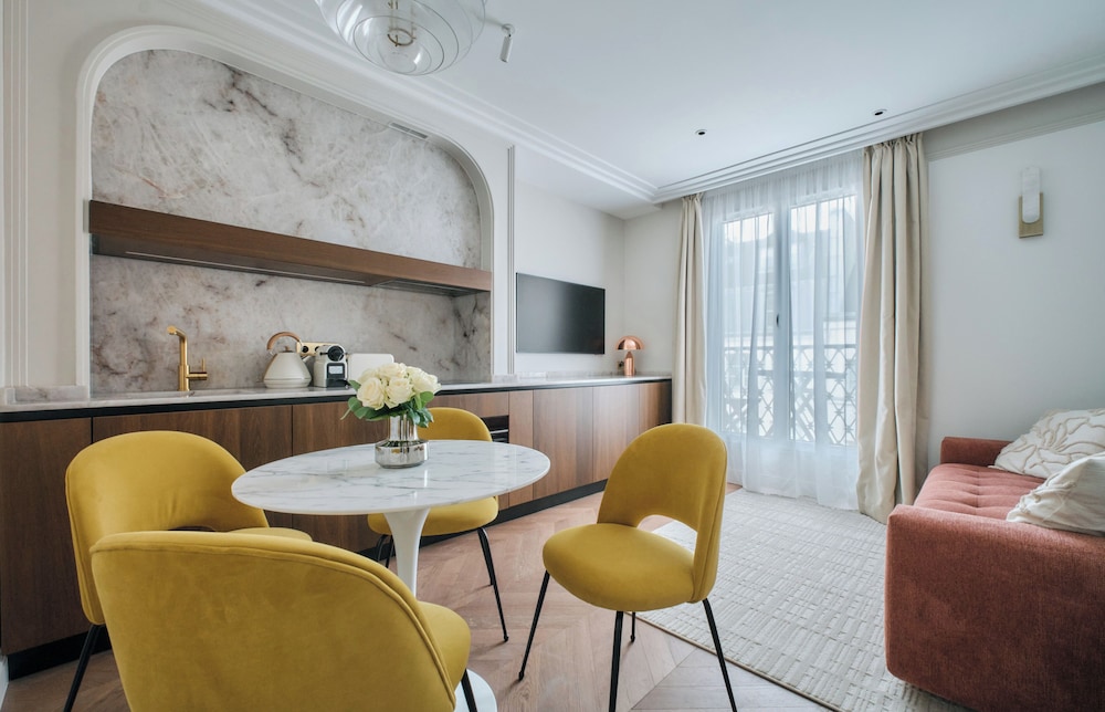 Deluxe One-Bedroom Apartment with Balcony and City View 501