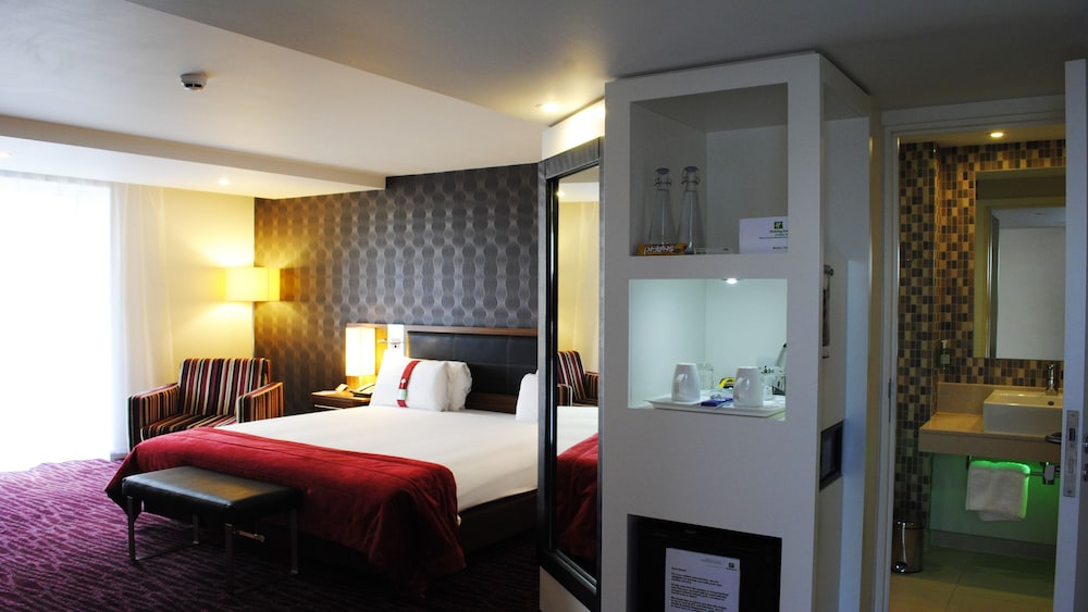 Standard Room, 1 King Bed, Accessible photo 3