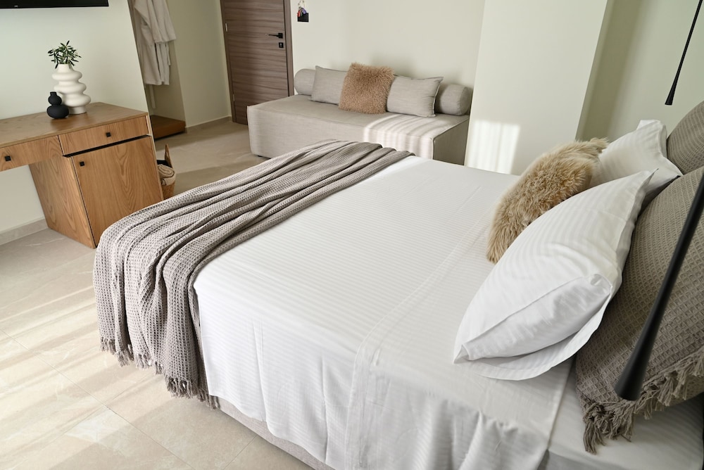 Suite with private pool 103