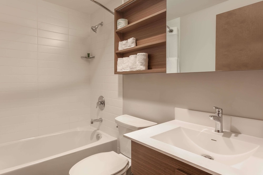 Room, 2 Queen Beds, Microwave (Shower/Tub Combo)