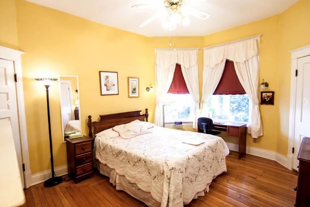 Room (Magnolia Room)