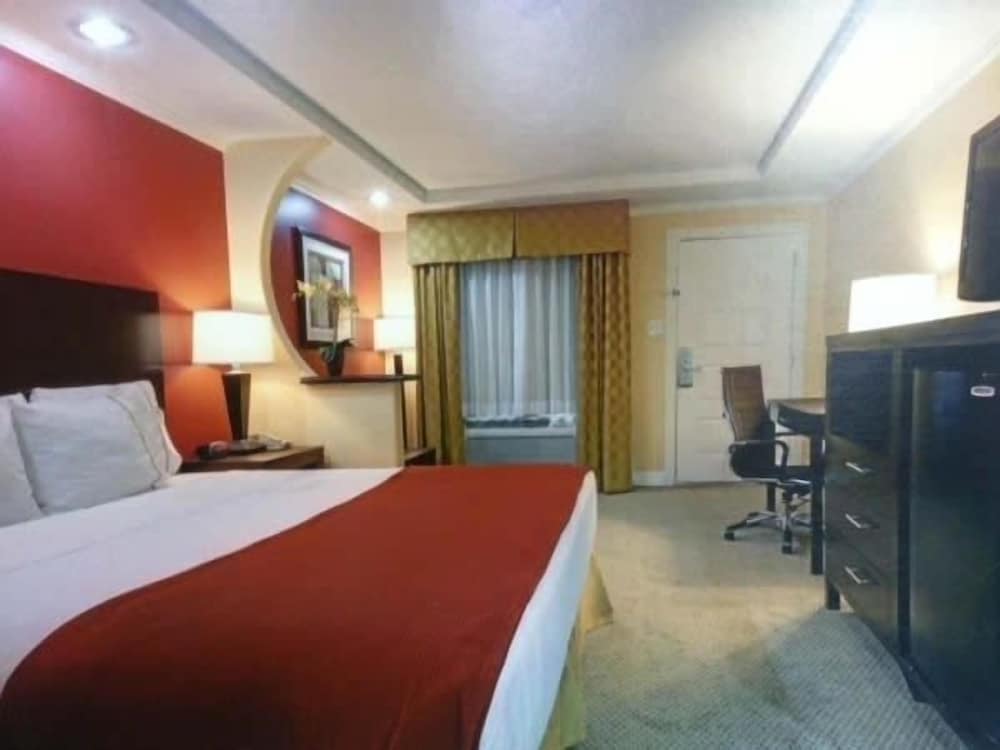 Room, 1 King Bed, Smoking - Photo 5