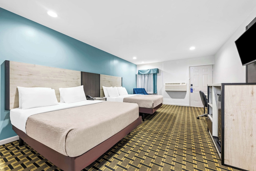 Standard Room, 2 Queen Beds, Non Smoking, Refrigerator & Microwave - Photo 6