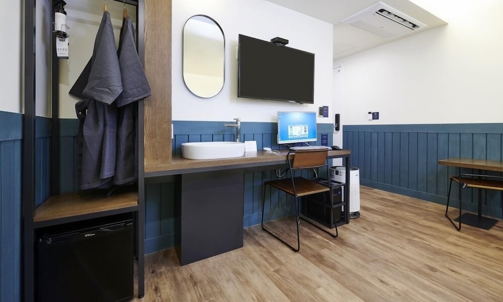 Premium Twin Room - Photo 2
