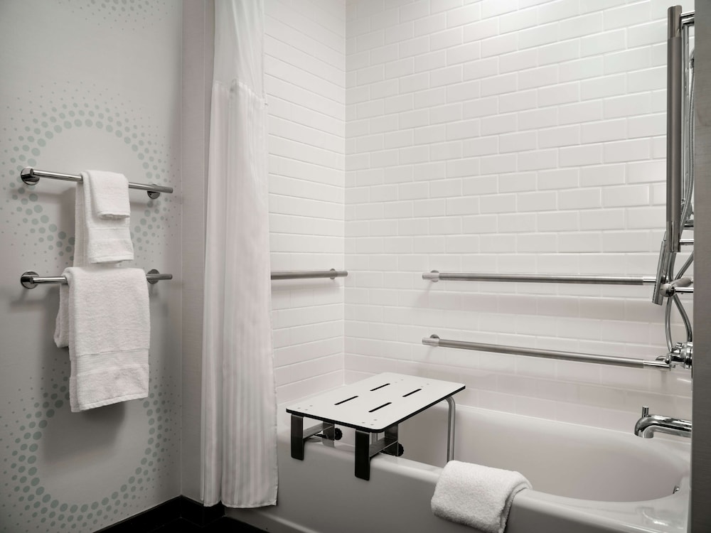 Room, 2 Queen Beds, Accessible, Bathtub (Hearing) - Photo 5