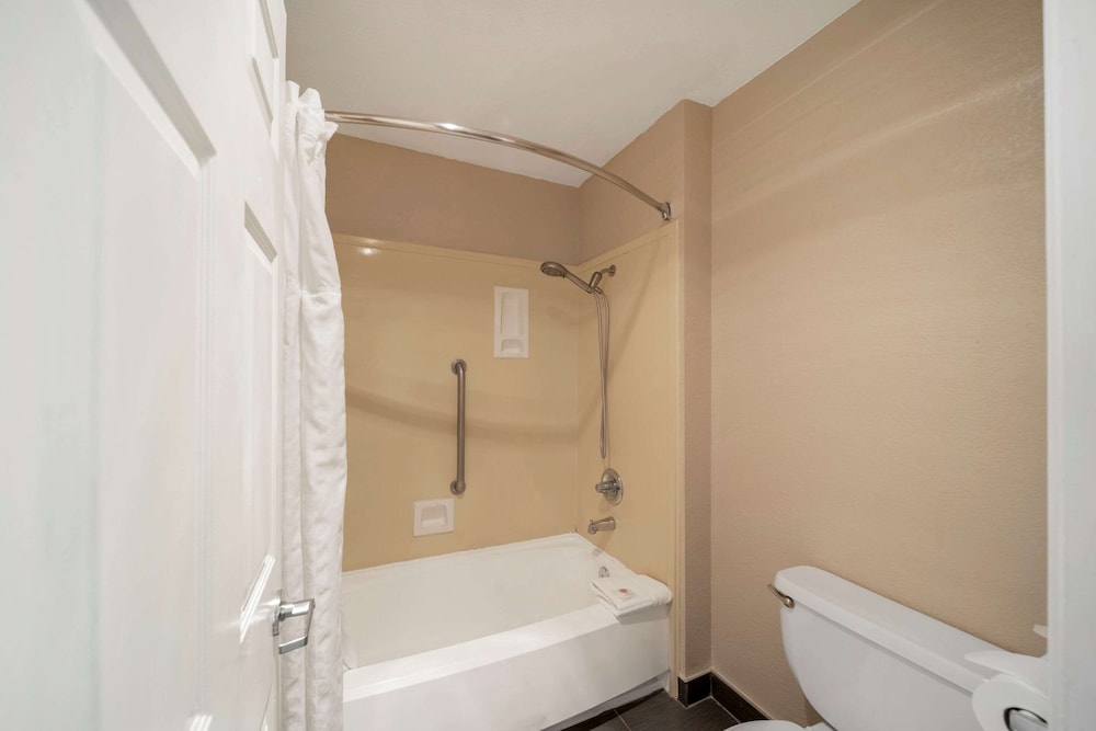 Room, Multiple Beds, Non Smoking (Upgrade) - Photo 7