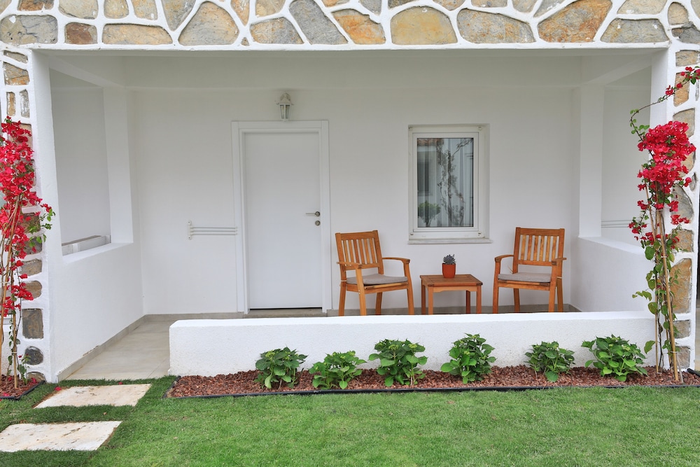 Standard Triple Room, Multiple Beds, Patio, Garden Area photo 3