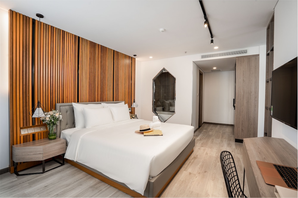 Suite, River View - Photo 3