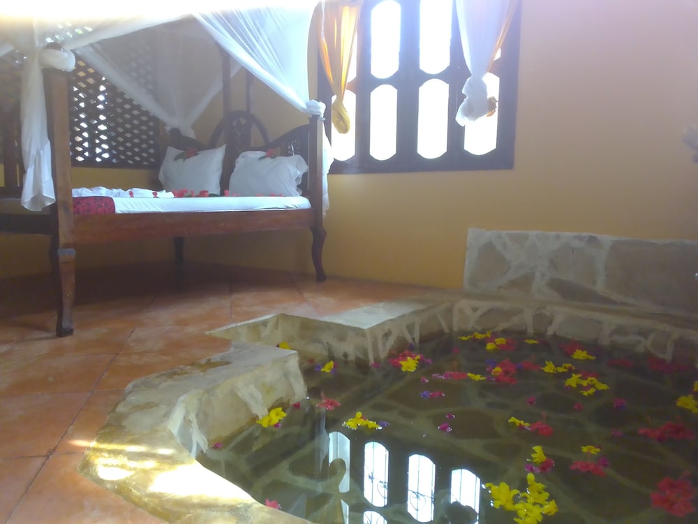 Deluxe Suite, Jetted Tub
