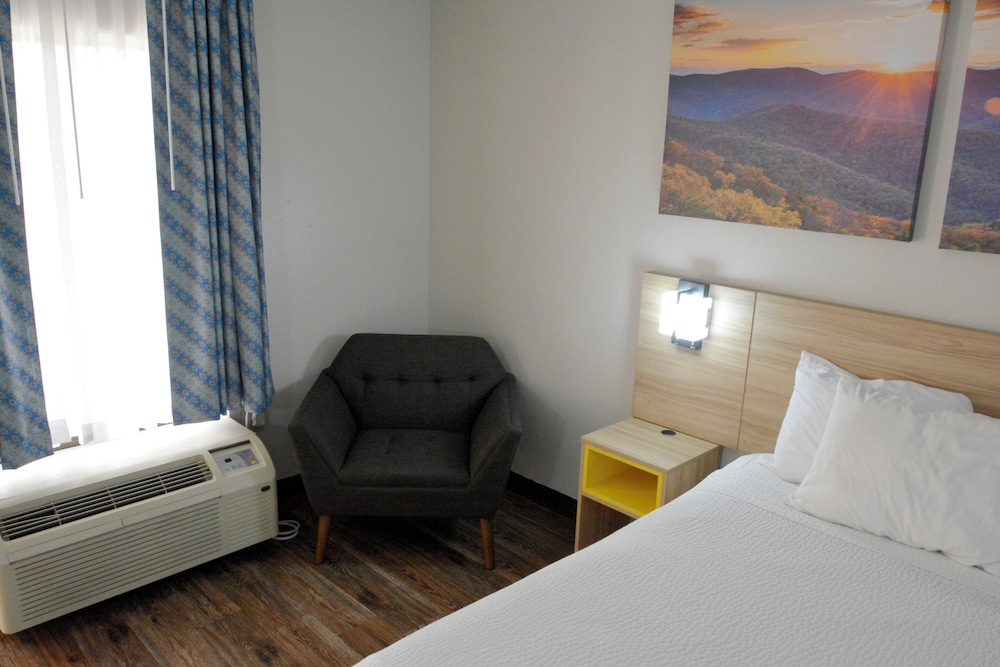 Room, 2 Queen Beds, Non Smoking - Photo 5