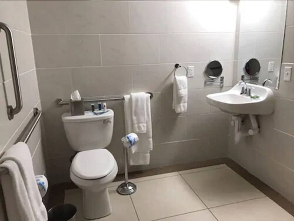 Standard Room, 1 Queen Bed, Accessible Bathtub (Communications) - Photo 2