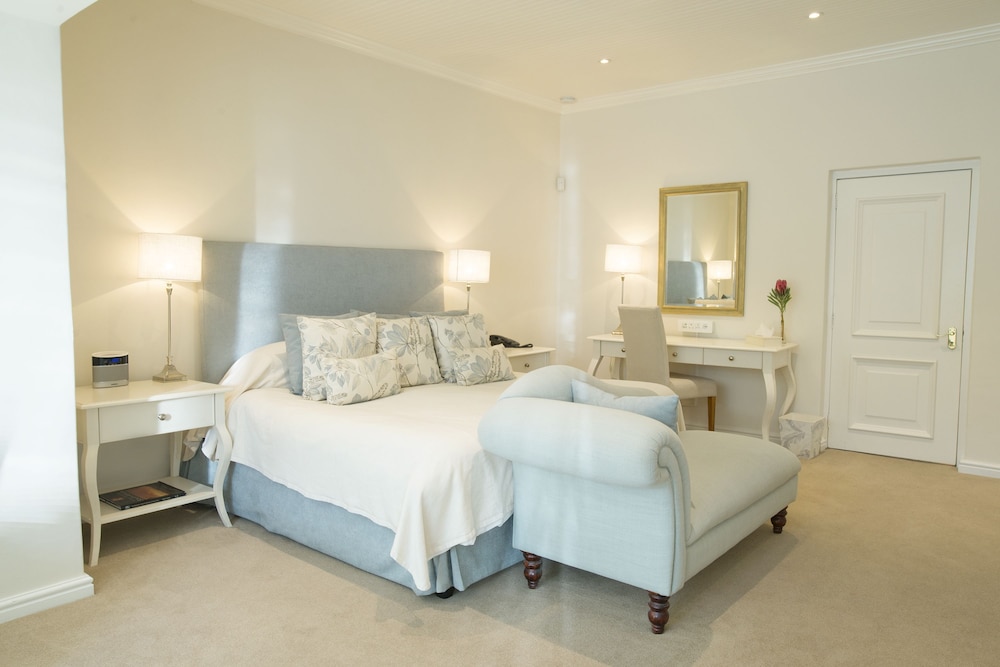 Suite, 1 King Bed, Poolside - Photo 2