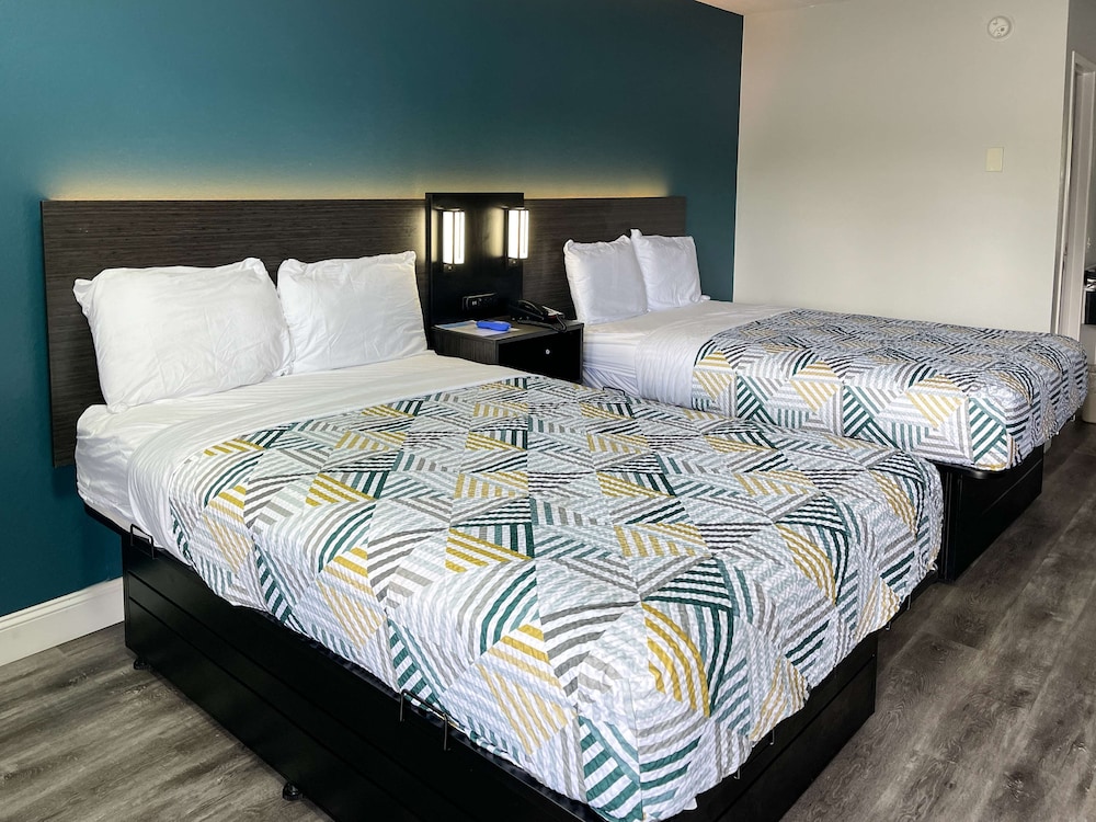 Standard Room, 2 Double Beds, Non Smoking - Photo 10