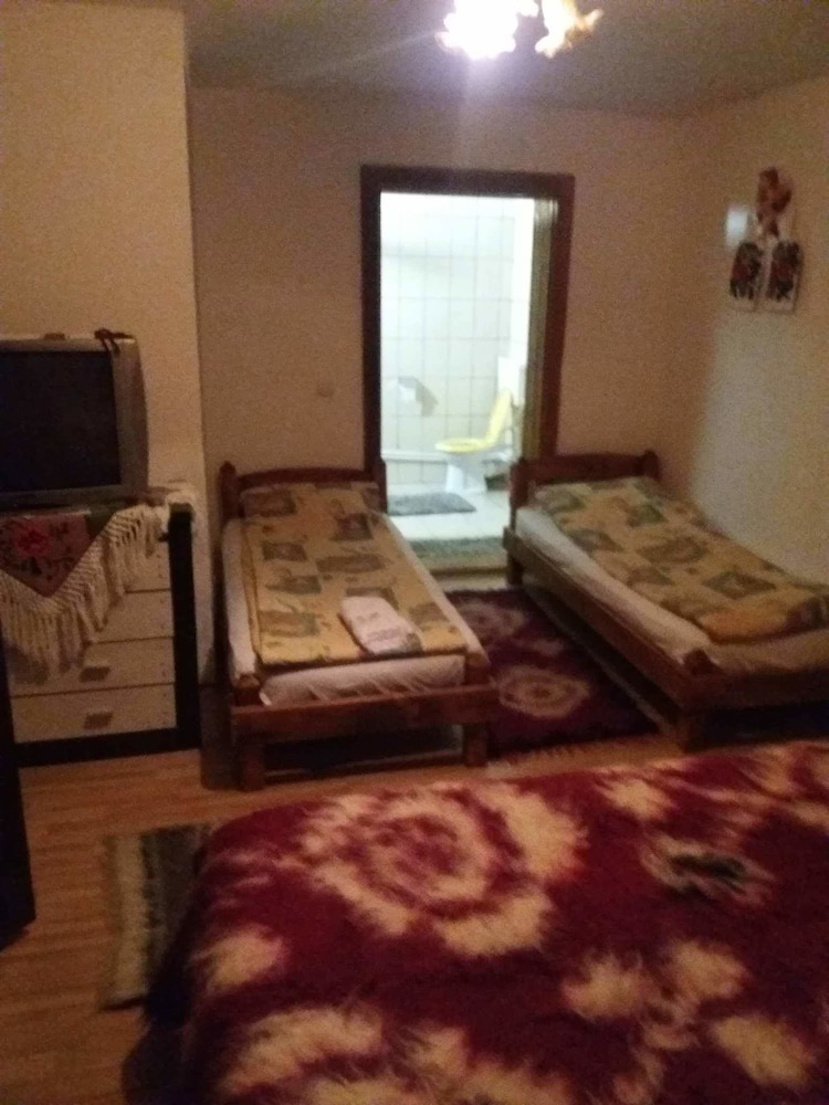 Basic Double Room, 1 Queen Bed, Non Smoking, Mountain View photo 1