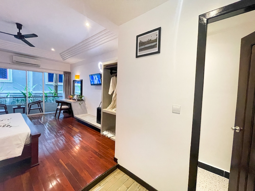 King Suite With Balcony - Photo 8