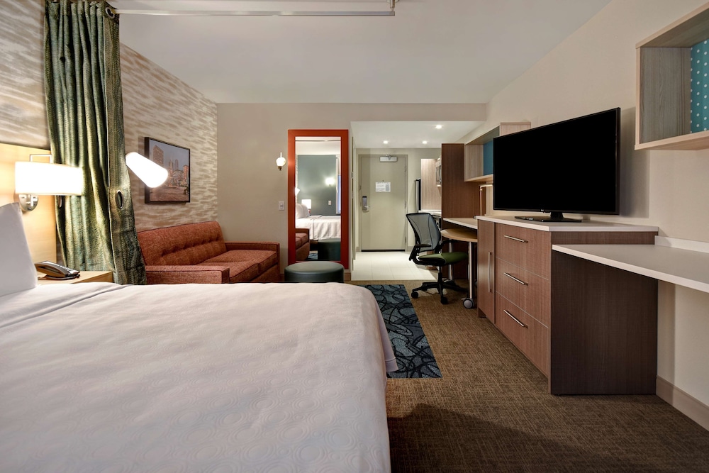 Studio, 1 King Bed, Accessible (Mobility & Hearing, Roll-in Shower)