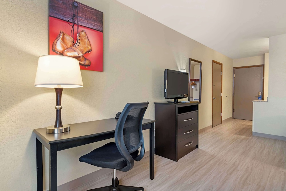 Standard Room, Multiple Beds, Non Smoking, Refrigerator & Microwave (1st Floor;with Sofabed) - Photo 3