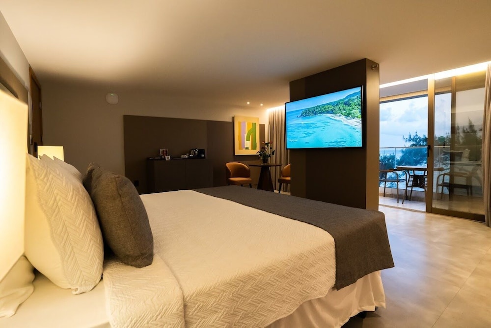 Premium Studio Suite, 1 Queen Bed, Ocean View, Beachfront
