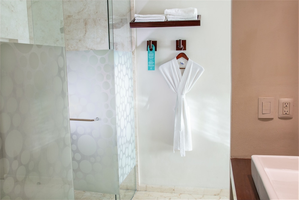 Deluxe Room - Photo 7