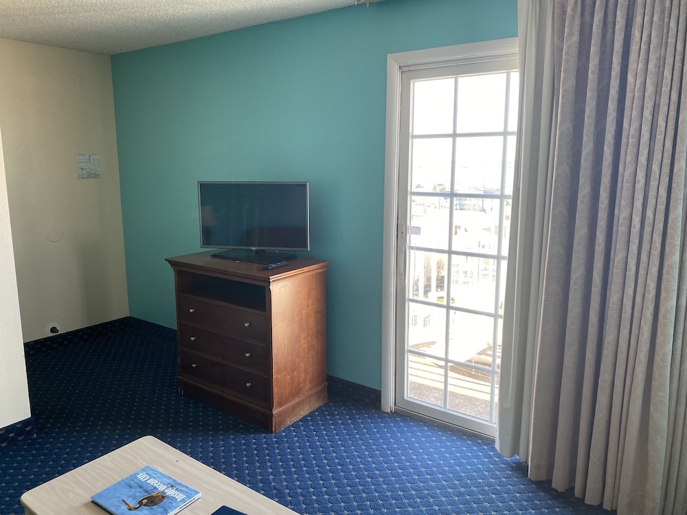 Standard Room, 1 King Bed with Sofa bed, Partial Ocean View - Photo 5