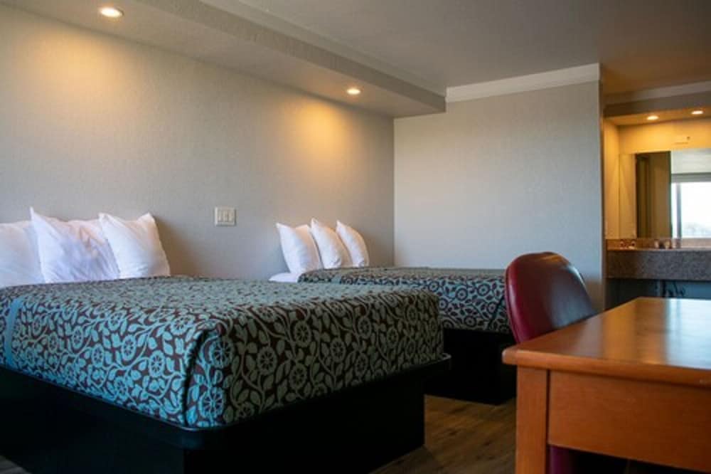 Room, 2 Double Beds, Non Smoking - Photo 4