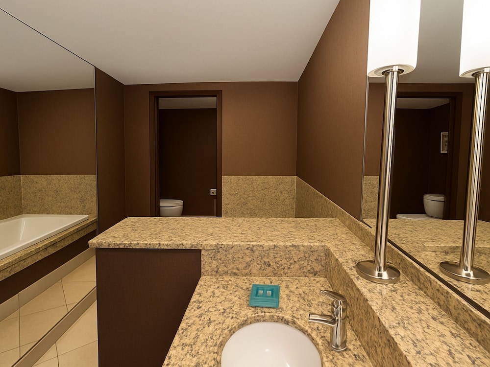 Suite, 1 King Bed, Balcony - Photo 4