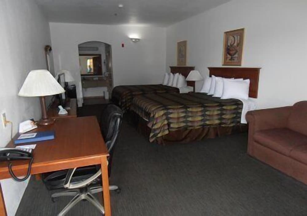 Standard Room, 2 Queen Beds, Non Smoking photo 2