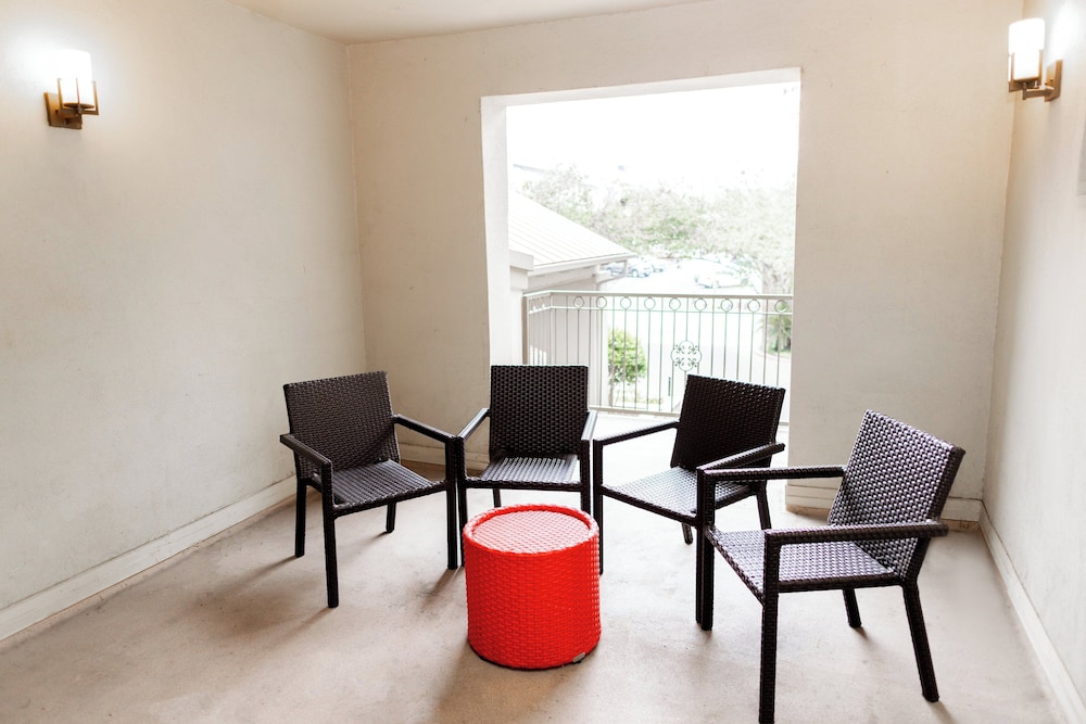 Standard Room, 2 Queen Beds, Balcony, Courtyard View - Photo 5