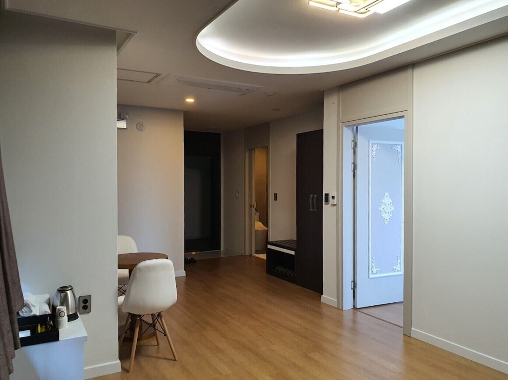 Premium Suite - Photo 8