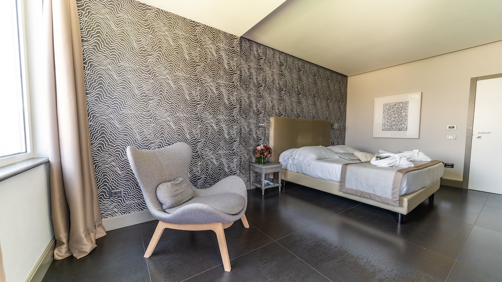 Deluxe Suite, Hot Tub, Sea View photo 3