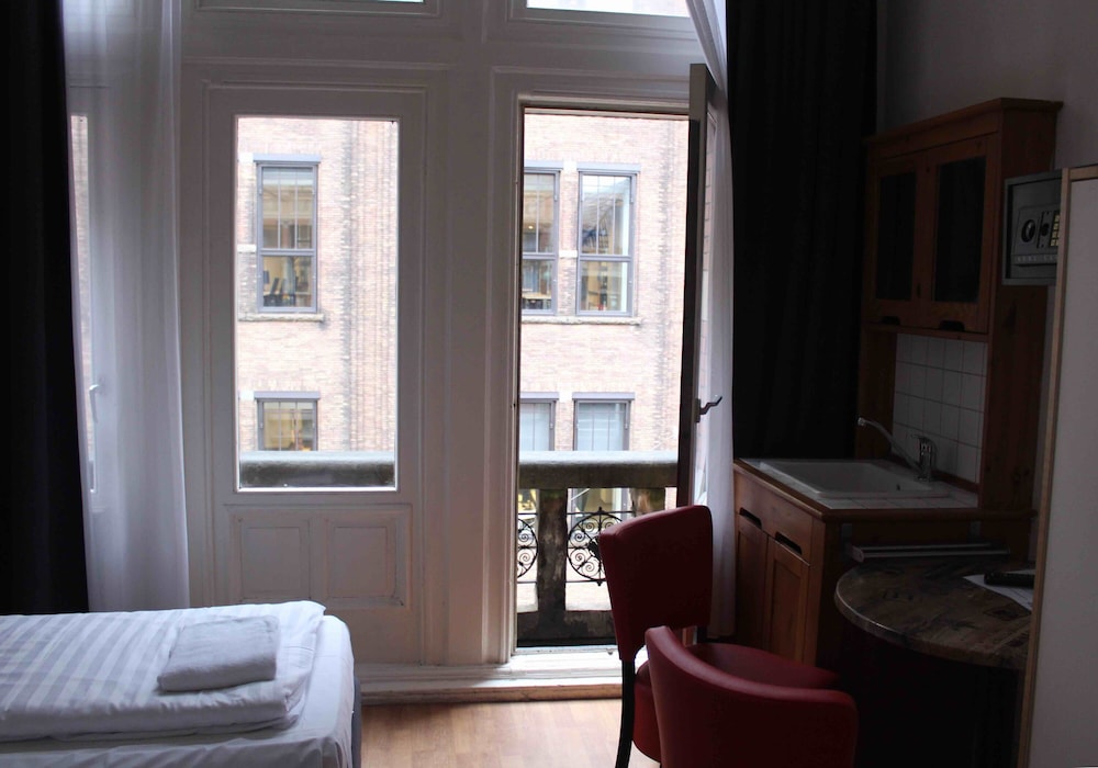 Economy Triple Room, 3 Twin Beds, Private Bathroom, City View photo 3