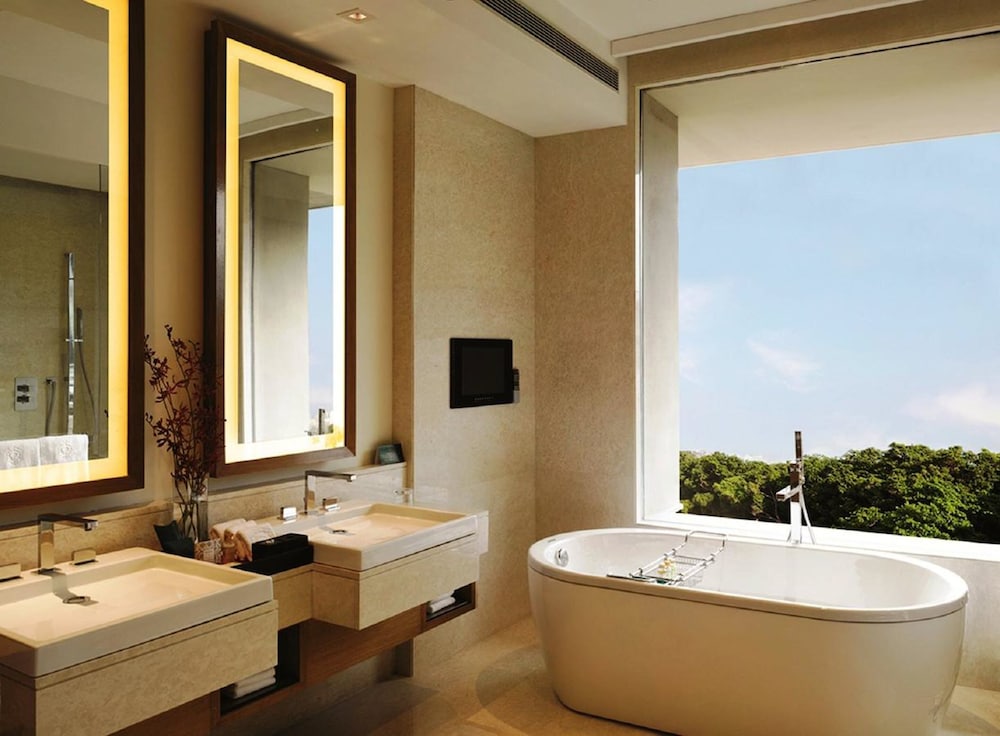 Luxury Suite - Photo 12