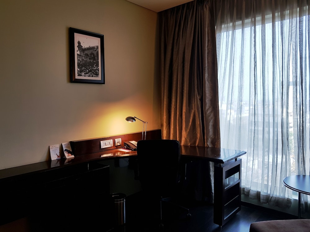 Superior Room, 1 King Bed - Photo 4