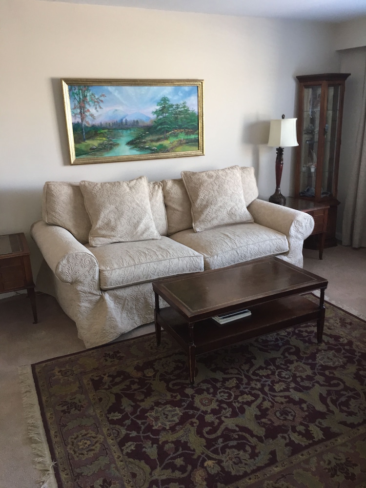 Deluxe Suite, 1 King Bed, Refrigerator & Microwave, Ground Floor photo 2