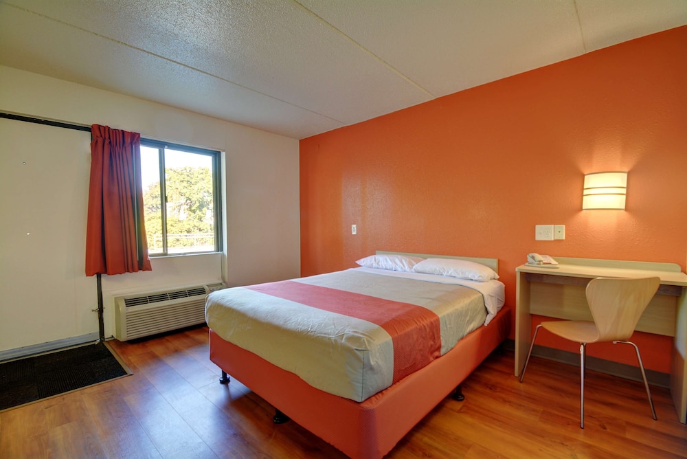 Standard Room, 1 Queen Bed, Accessible, Non Smoking