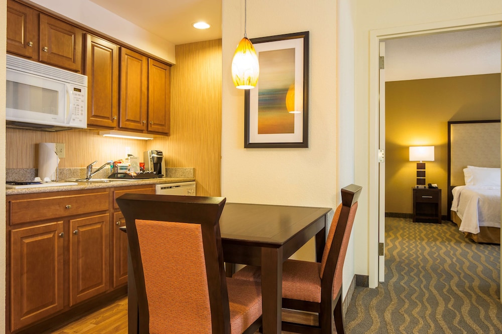Premium Suite, 1 King Bed, Non Smoking - Photo 4