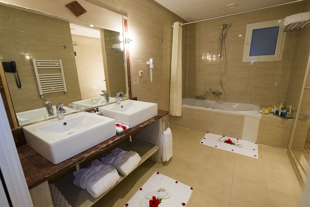 Twin Room - Photo 8