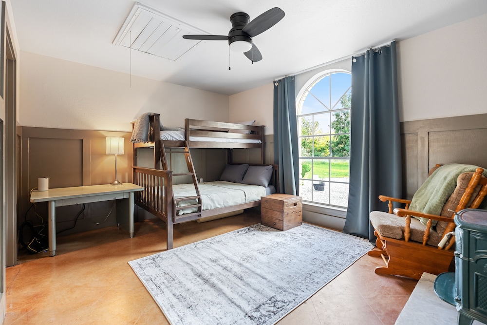 House, Multiple Beds, Hot Tub, Garden View (Mustang Retreat) photo 1