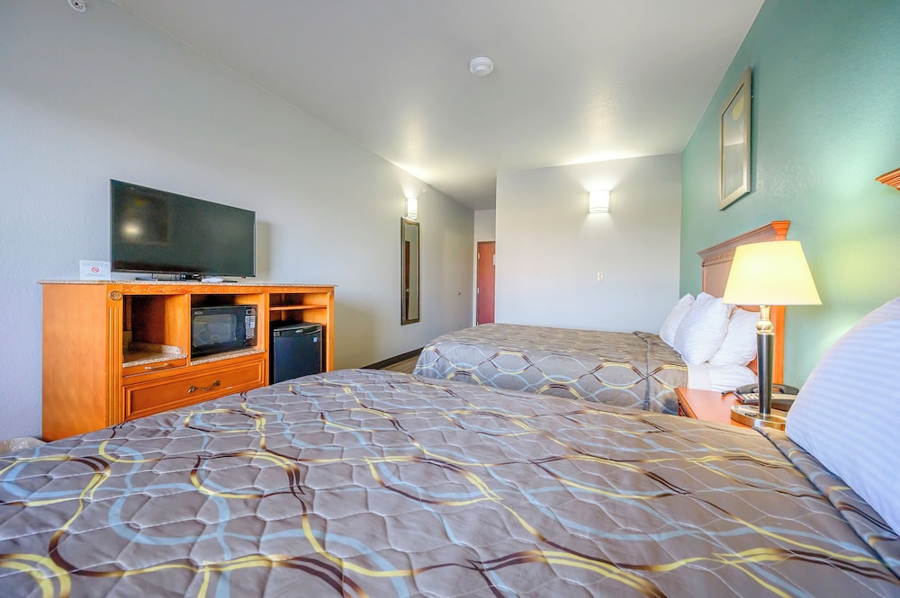 Standard Room, 2 Queen Beds, Smoking photo 3
