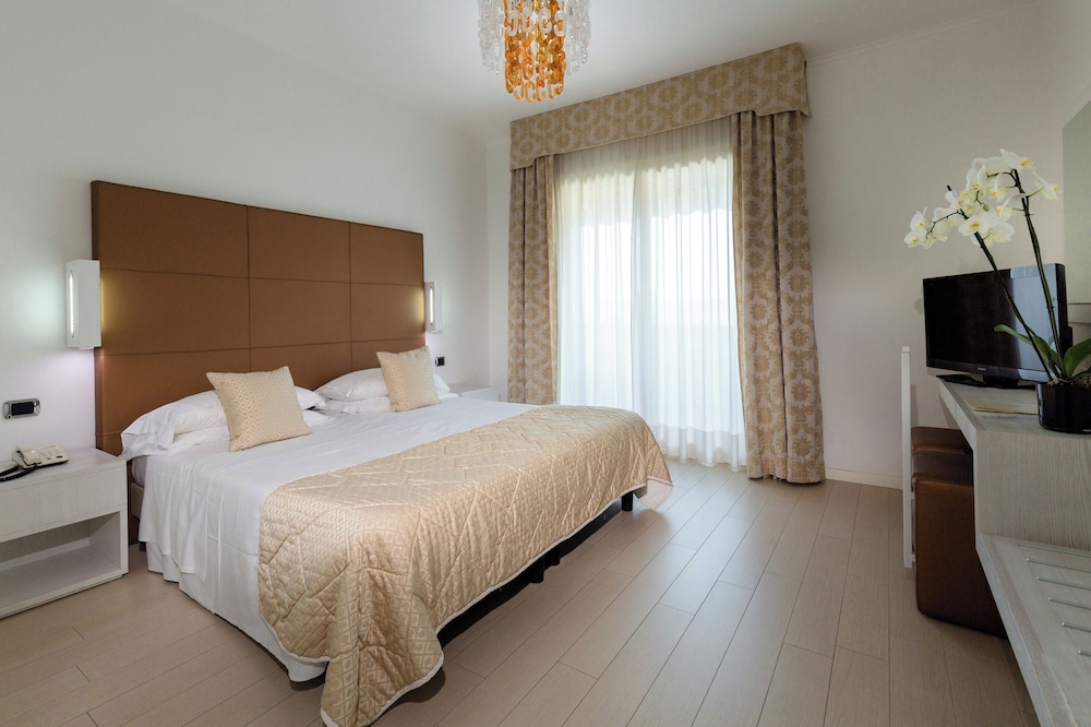 Junior Suite, Balcony, Partial Lake View - Photo 1