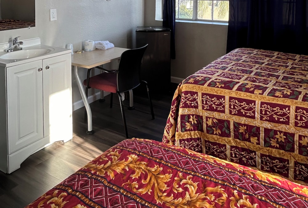 Basic Single Room, 2 Double Beds, Shared Bathroom photo 1