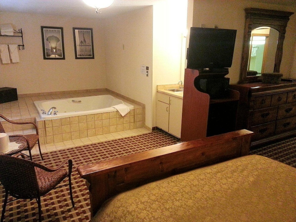 Suite, 1 Queen Bed - Photo 2
