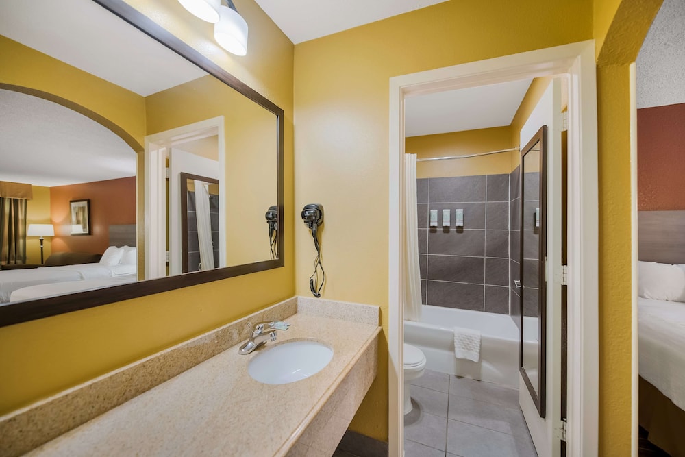 Standard Room, 2 Queen Beds, Non Smoking, Refrigerator & Microwave (with Sofabed) - Photo 5