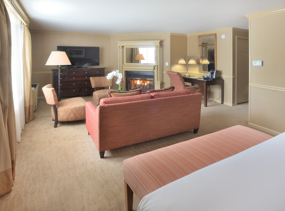 Suite King Bed with Town Views photo 1